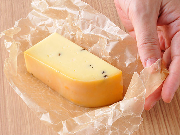 チーズを紙で包んでいるイメージ