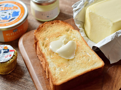 パンにのったバターのイメージ