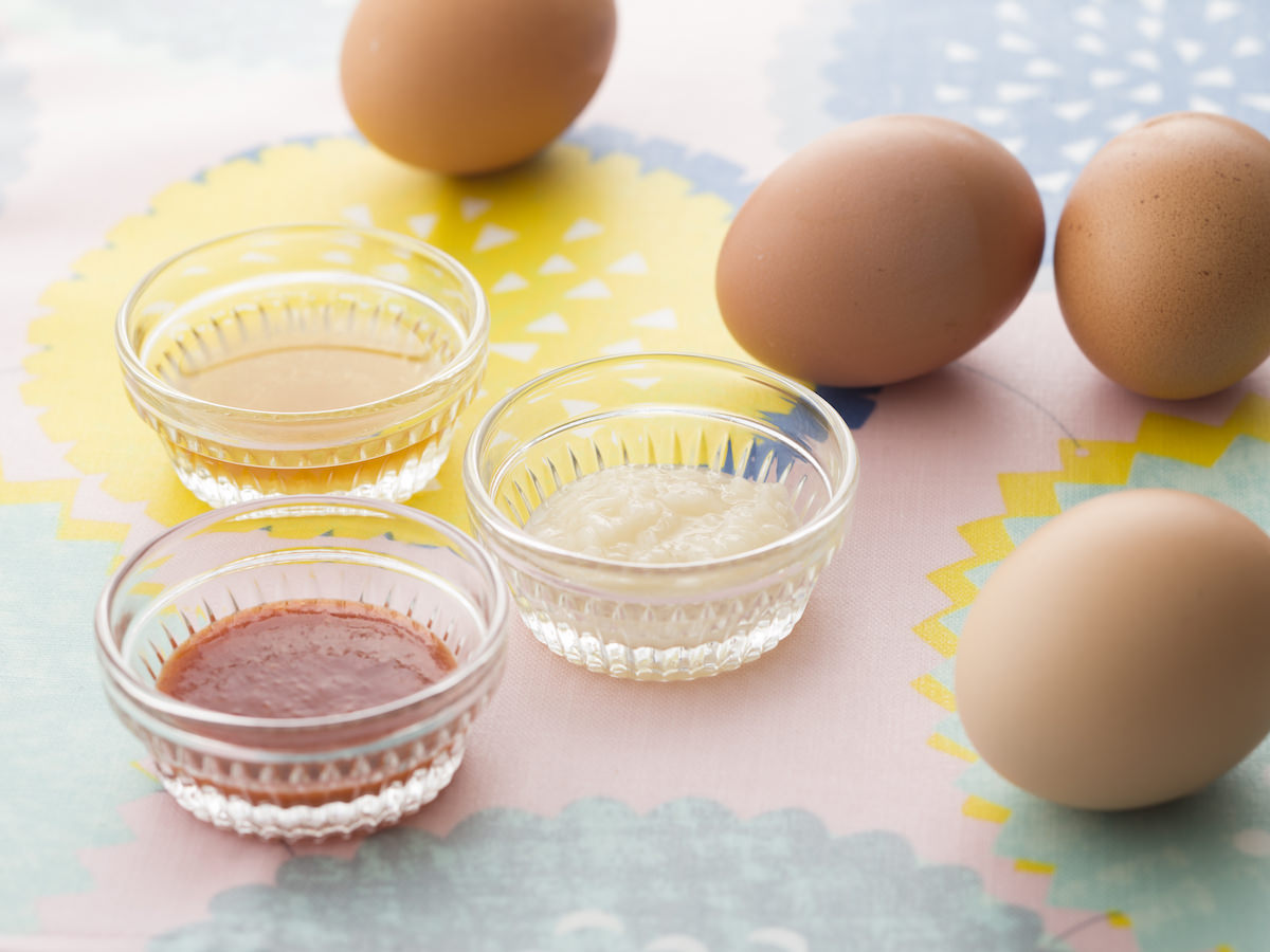 イースターエッグに必要な卵と調味料のイメージ画像