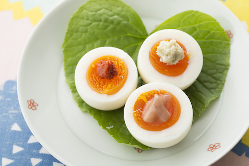 珍味や調味料を使った、ゆで卵の簡単おつまみの画像