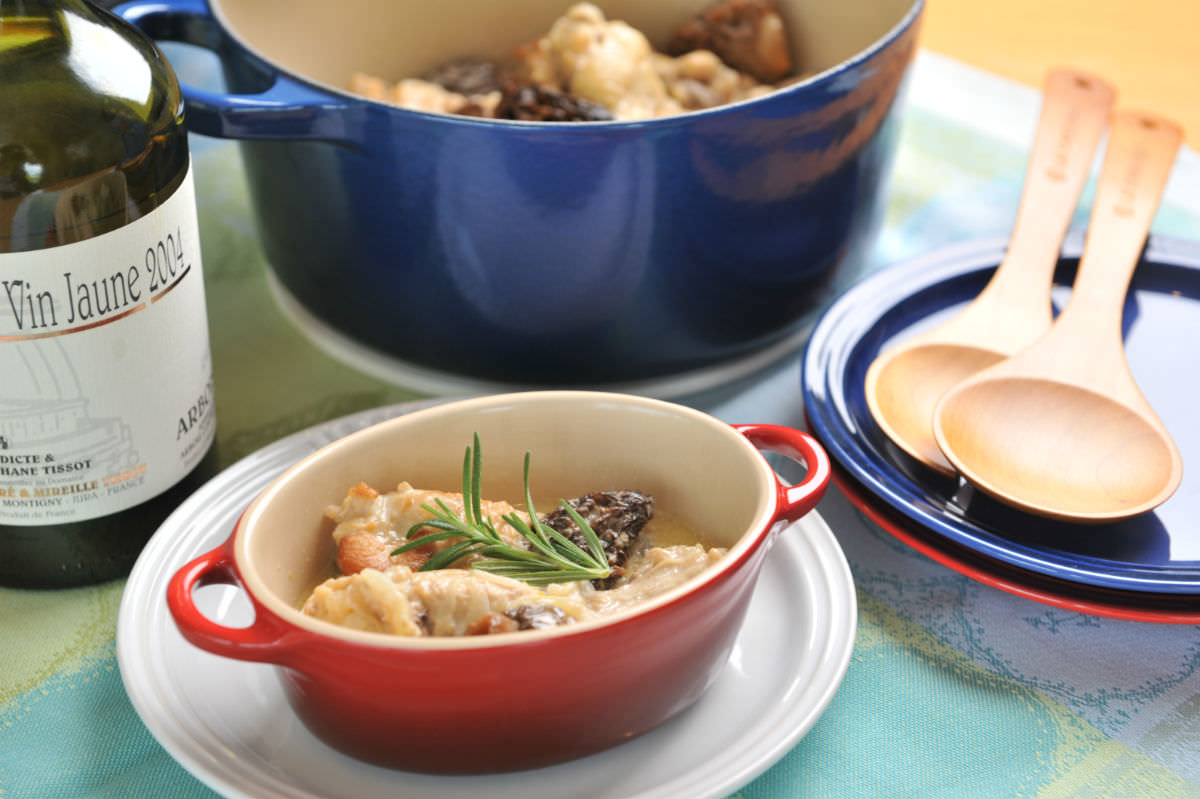 上質な食卓を演出する「ル・クルーゼ」の鍋と料理の画像