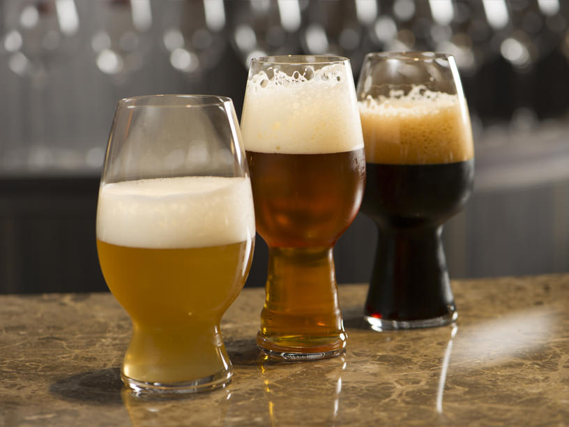 3つのグラスに注がれた種類の異なるビール