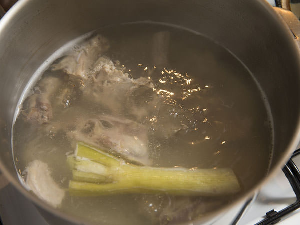 鶏がらから作る水炊きのレシピ、スープのとり方