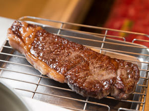 伊勢丹シェフ・岩田晴美が教える、「和牛ステーキ」を家庭でおいしく焼くコツ