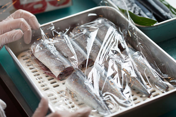 秋刀魚のコンフィのレシピ。冷蔵庫で寝かせた秋刀魚
