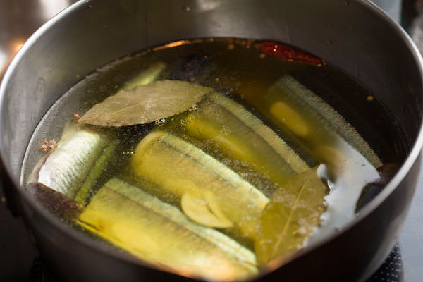 秋刀魚のコンフィのレシピ。サラダオイルの上に、オリーブオイルを入れ、油でじっくりと煮る。