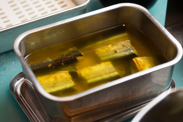 秋刀魚のコンフィのレシピ。容器に移した秋刀魚