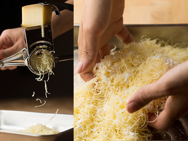左：チーズを細かくすりおろしているところ、右：コーンスターチとチーズを混ぜあわせる