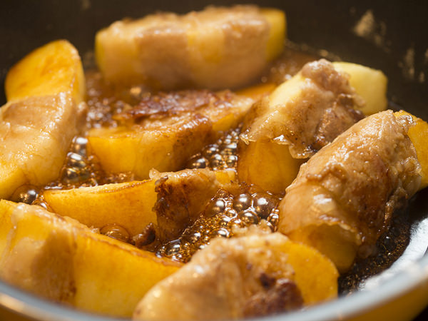 りんごの豚肉巻きソテーのレシピ、りんごの豚肉巻きをひと煮立ちさせた状態