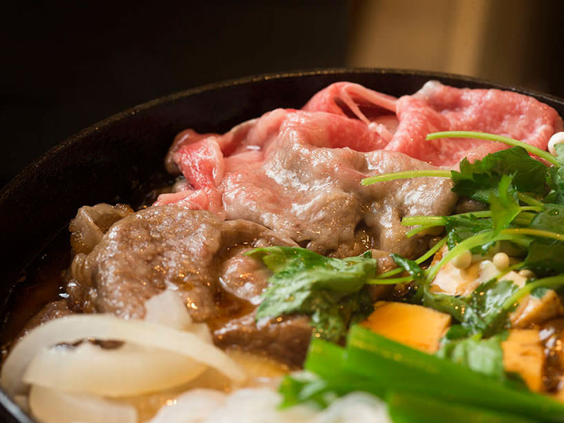 霜降りの いい牛肉 をレアでいただく これぞごちそう シェフ版牛丼レシピ 三越伊勢丹の食メディア Foodie フーディー