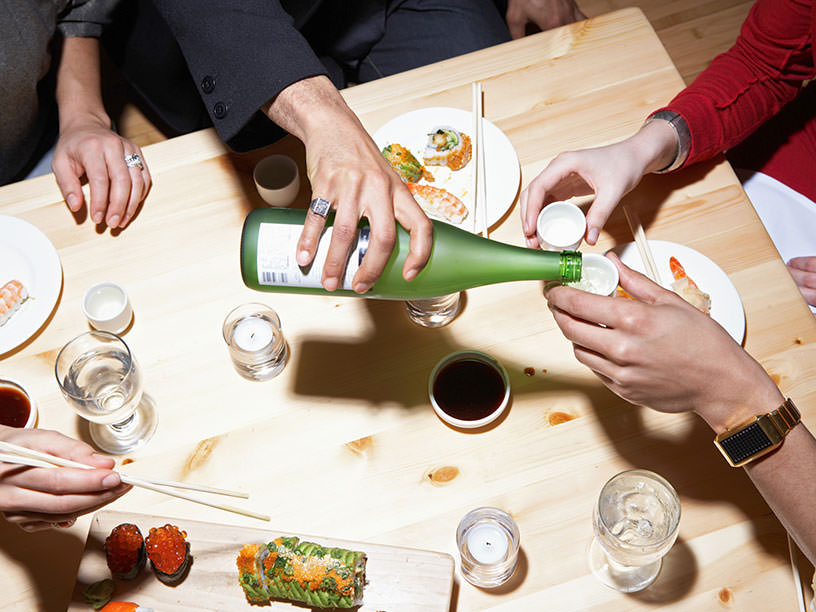 日本酒を楽しむ食卓のイメージ