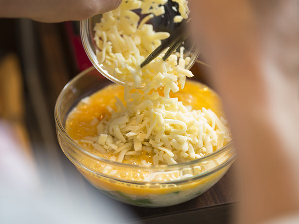 七草の包まないオムライスレシピ、溶き卵とチーズをさっくり合わせる