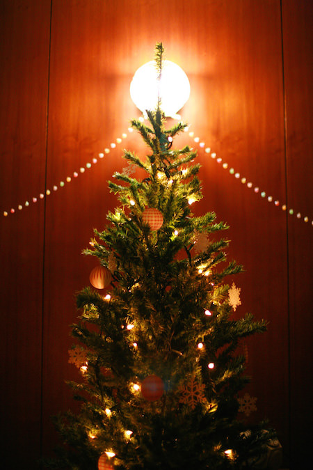 クリスマスの装飾がされたもみの木