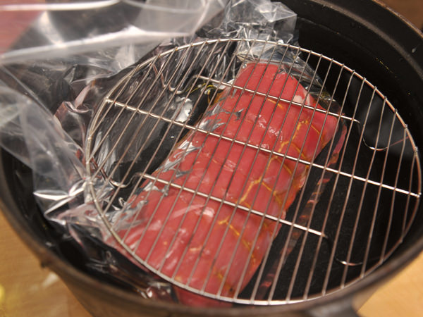 ローストビーフの作り方、肉を湯で加熱する