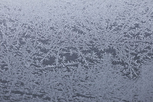 車の窓にはった氷の結晶