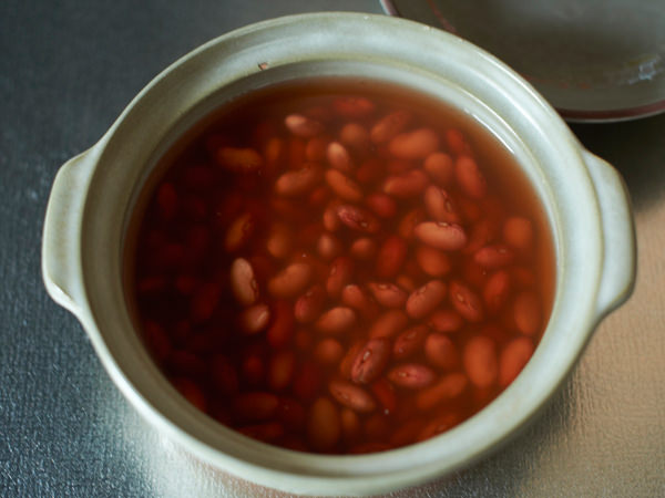 乾燥豆のゆで方、豆を水に浸しているところ