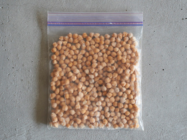 ゆでた豆の保存法、密閉保存袋に入れて冷凍する