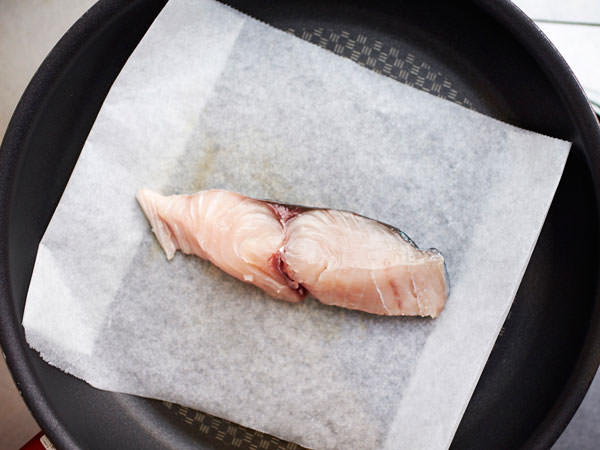 フライパンで作る焼き魚のレシピ、クッキングシートを敷いたフライパンに魚をのせる