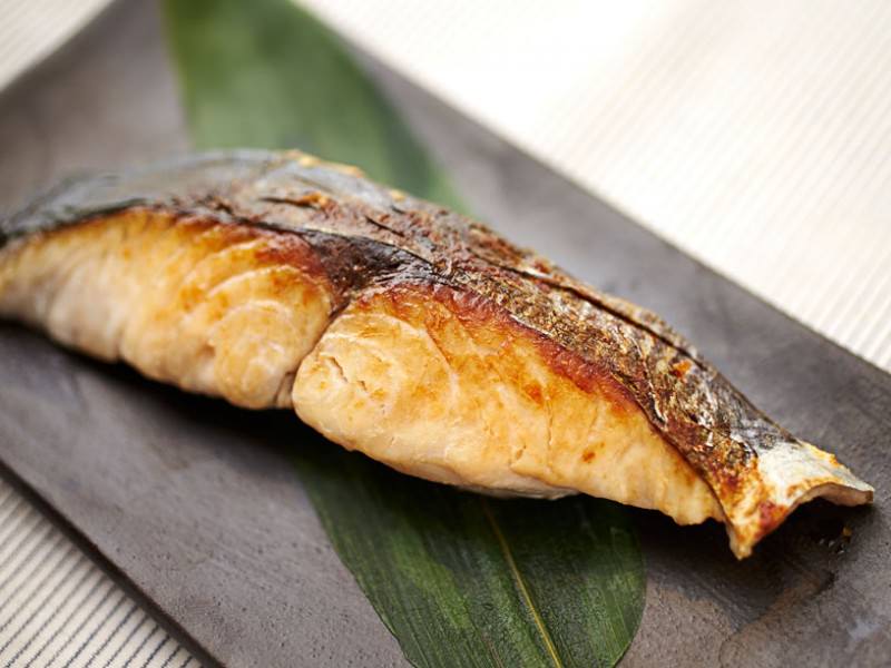 フライパンで「焼き魚」レシピ。パリッとジューシー! クッキングシートで切り身がくっつかない | 三越伊勢丹の食メディア | FOODIE(フーディー)