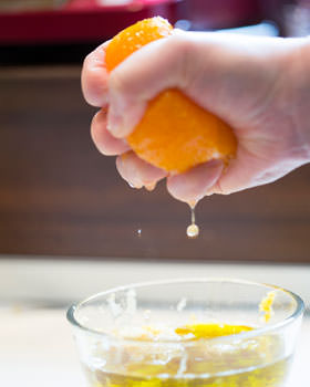 オレンジ果汁をしぼる