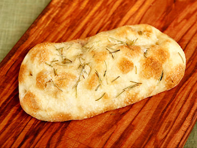 【今回、使ったパンはこちら】 フォカッチャロマーナ（ローズマリー入り）　1個（100g）　324円