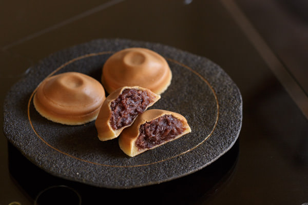銘菓「阿闍梨餅（あじゃりもち）」。京都で愛され続ける美味しさの秘密。東京で買えるスポットも紹介！  三越伊勢丹の食メディア   FOODIE（フーディー）