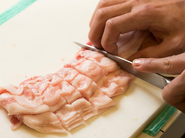 豚バラ薄切り肉は1㎝幅に切る。