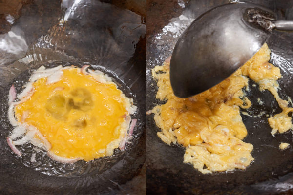 （左）溶き卵を入れる（右）強火でふわふわの卵にする
