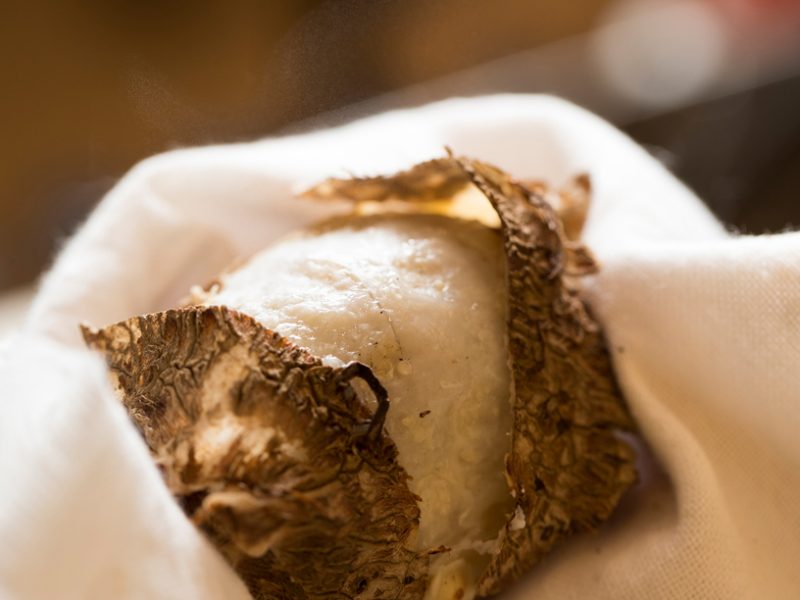 里芋の皮がつるん とむける方法 下ゆでも一緒にできちゃいます 三越伊勢丹の食メディア Foodie フーディー