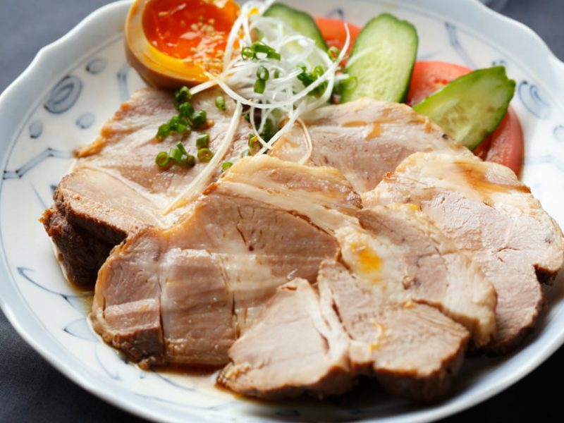 シェフ直伝の保存版「煮豚レシピ」味つけの黄金比は1:1:2。じっくり煮ると驚きのやわらかさに! | 三越伊勢丹の食メディア | FOODIE ...