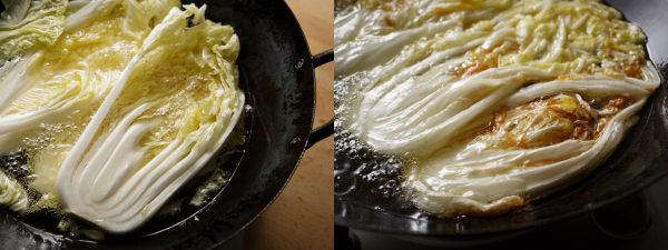 白菜を油に入れて（写真左）、じっくり揚げると色づいてくる（写真右）