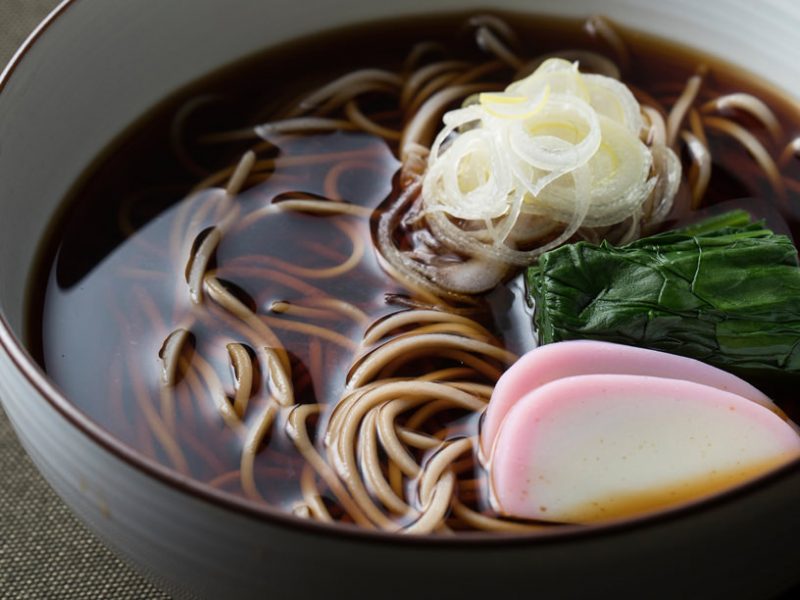 出汁のプロが教える「そばつゆ」の作り方。鰹節は厚削りを使うべし! | 三越伊勢丹の食メディア | FOODIE(フーディー)
