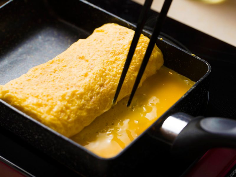 お弁当の定番! 卵焼きが劇的にふわふわになるレシピ「こす・強火・3回で焼く」が鉄則(だし汁不要) | 三越伊勢丹の食メディア | FOODIE ...