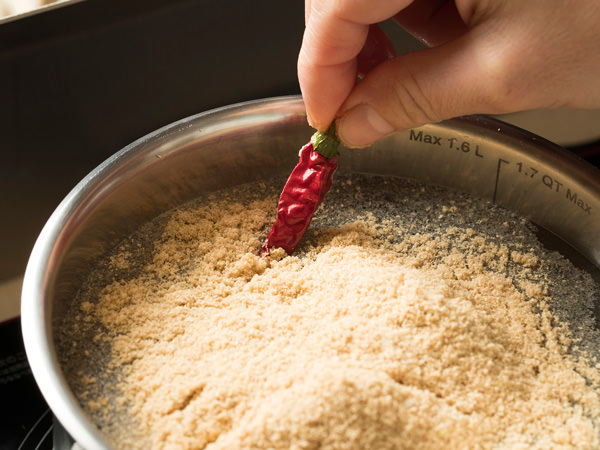 鍋にたけのこと水を入れ、米ぬかと赤唐辛子を加える