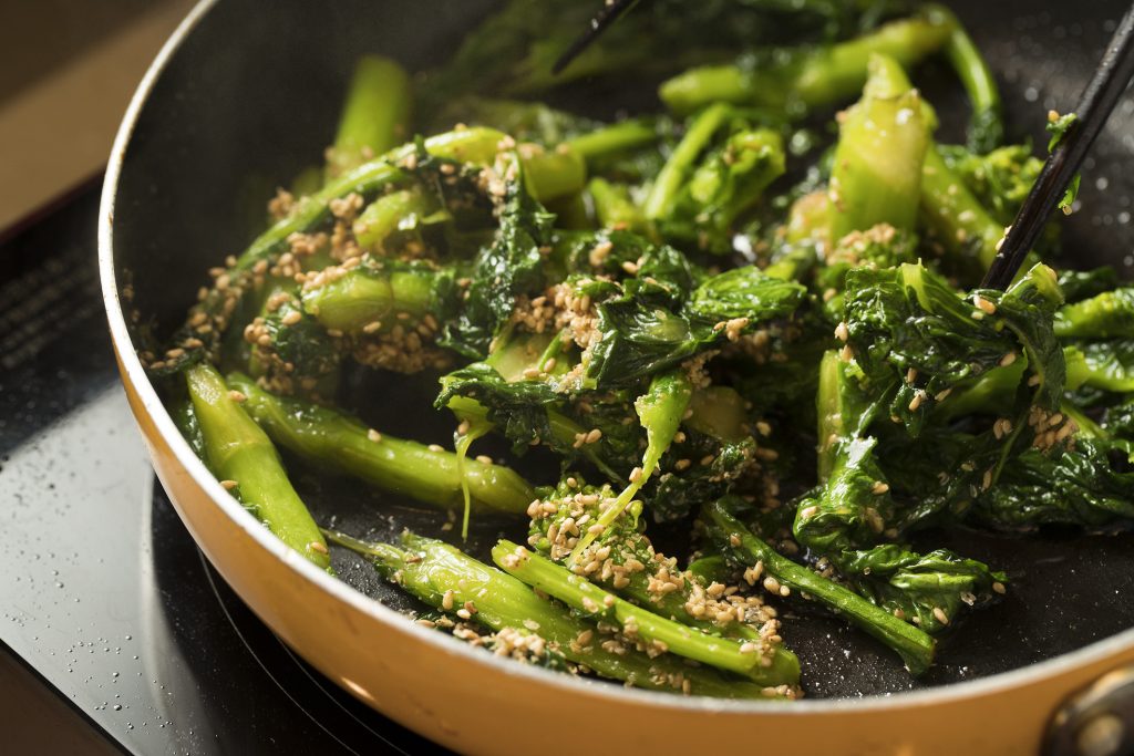 炒めて作っているごまあえのイメージ