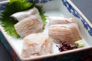 【板前の裏ワザ】白身の刺身の「昆布酒漬け」レシピ。料亭の味に格上げできる! | 三越伊勢丹の食メディア | FOODIE(フーディー)