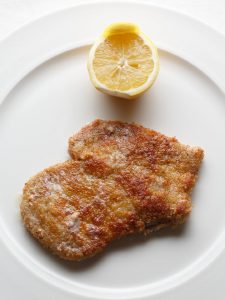 【シェフ直伝】ミラノ風カツレツ(とんかつ)のレシピ。「揚げない」のがコツ。サクッとジューシー | 三越伊勢丹の食メディア | FOODIE ...