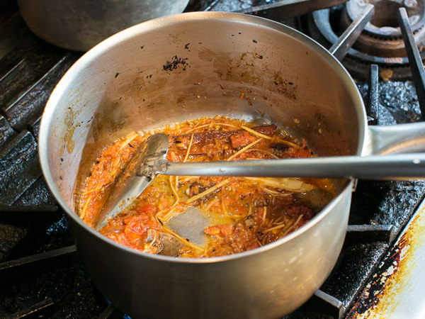 鍋ににんにく、トマト、しょうがを加えたところ