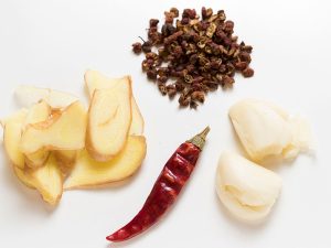枝豆のピリ辛浅漬けに使う香味野菜とスパイス。にんにく、しょうが、赤唐辛子、花椒