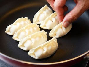【餃子の焼き方】銀座アスターのシェフ直伝! カリッと焼くプロの技5つ | 三越伊勢丹の食メディア | FOODIE(フーディー)
