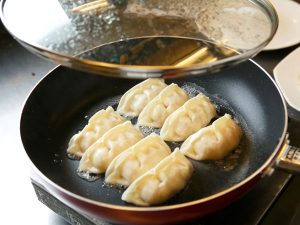【餃子の焼き方】銀座アスターのシェフ直伝! カリッと焼くプロの技5つ | 三越伊勢丹の食メディア | FOODIE(フーディー)
