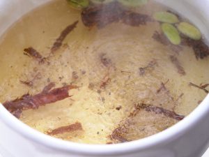 【専門店】本格チャイの作り方。基本の3つのスパイスの香りを引き出すコツに注目! インド式ミルクティー | 三越伊勢丹の食メディア ...