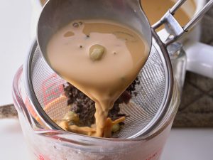 【専門店】本格チャイの作り方。基本の3つのスパイスの香りを引き出すコツに注目! インド式ミルクティー | 三越伊勢丹の食メディア ...