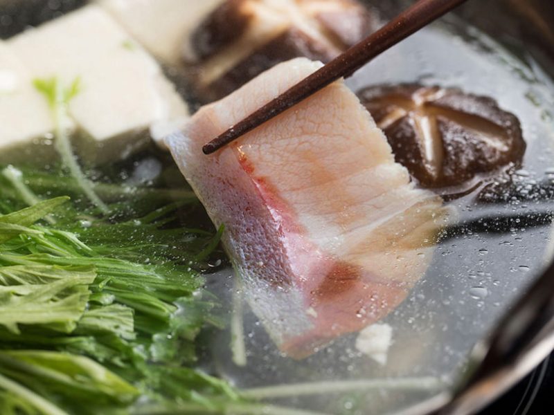 脂がのったとろける美味しさ！ 魚のプロ直伝「ぶりしゃぶ鍋」レシピ。3つの極意を解説 | 三越伊勢丹の食メディア | FOODIE（フーディー）