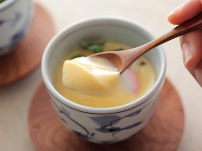 【プロが解説】茶碗蒸しレシピ。卵と出汁は1:3が黄金比。蒸し器、電子レンジ、鍋の簡単な方法も！ | 三越伊勢丹の食メディア | FOODIE