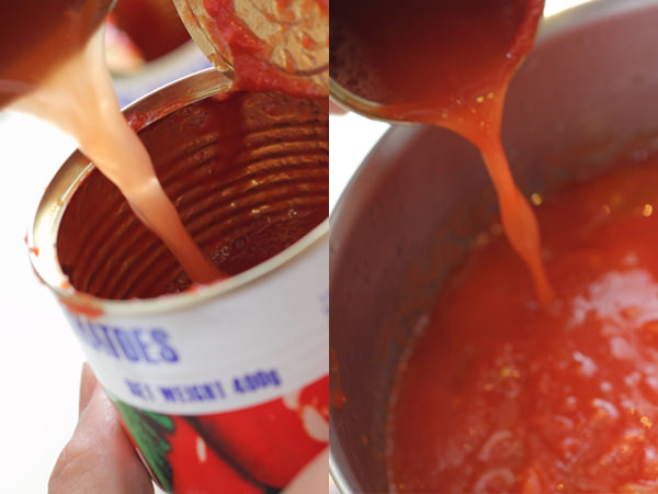 トマト缶に水を入れ、その水を鍋に加えているところ