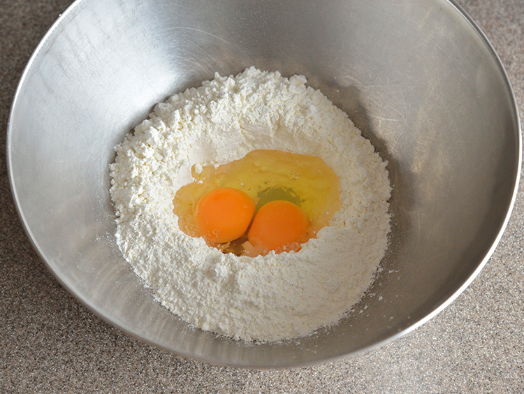 1.ボウルに粉と卵を入れる。