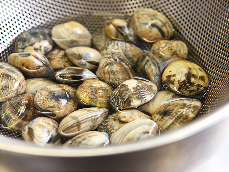 失敗しないあさりの砂抜き法はこれ 鮮魚店直伝 簡単レシピ付き 三越伊勢丹の食メディア Foodie フーディー