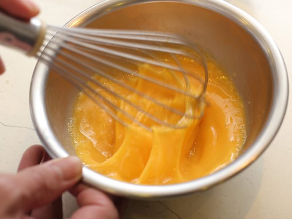 【プロ直伝】オムライスの作り方。美しい包み方&炊き込みケチャップライスは必見! | 三越伊勢丹の食メディア | FOODIE(フーディー)