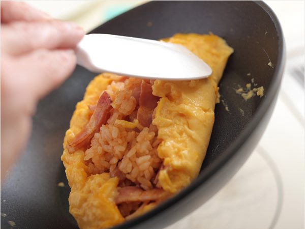 【プロ直伝】オムライスの作り方。美しい包み方&炊き込みケチャップライスは必見! | 三越伊勢丹の食メディア | FOODIE(フーディー)